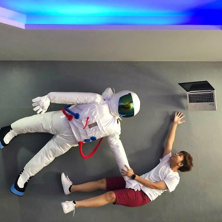 Met A Space Pod @ Asoke Banguecoque Exterior foto