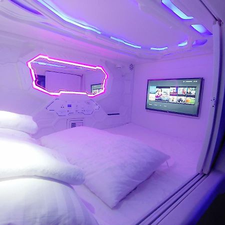 Met A Space Pod @ Asoke Banguecoque Exterior foto