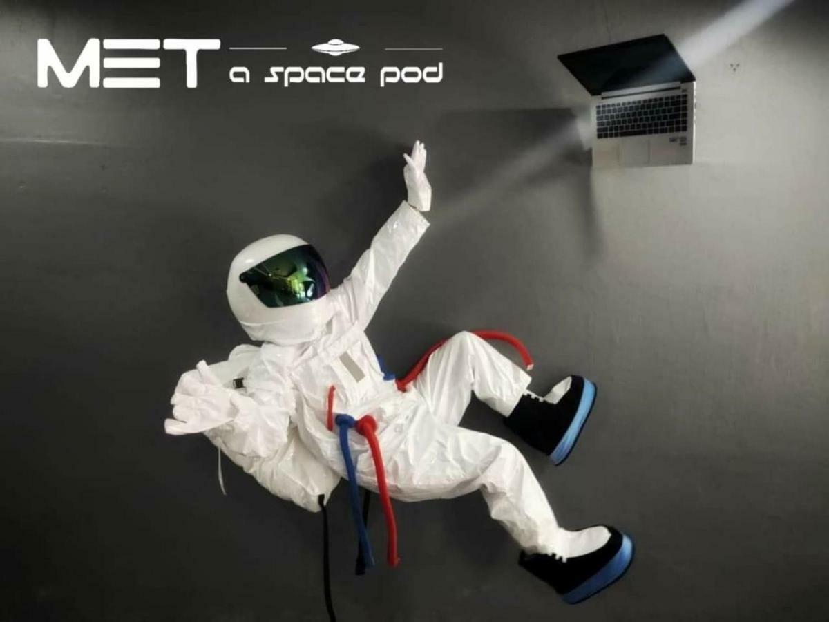 Met A Space Pod @ Asoke Banguecoque Exterior foto