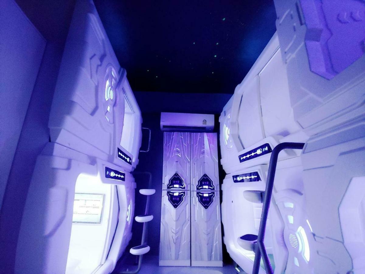 Met A Space Pod @ Asoke Banguecoque Exterior foto