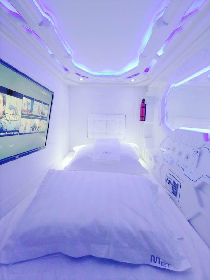 Met A Space Pod @ Asoke Banguecoque Exterior foto