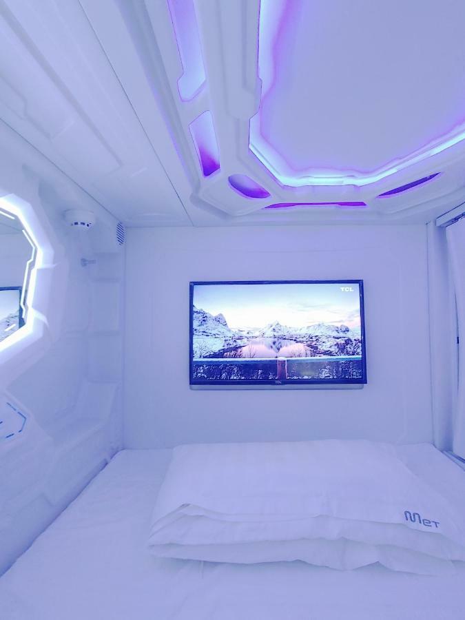Met A Space Pod @ Asoke Banguecoque Exterior foto
