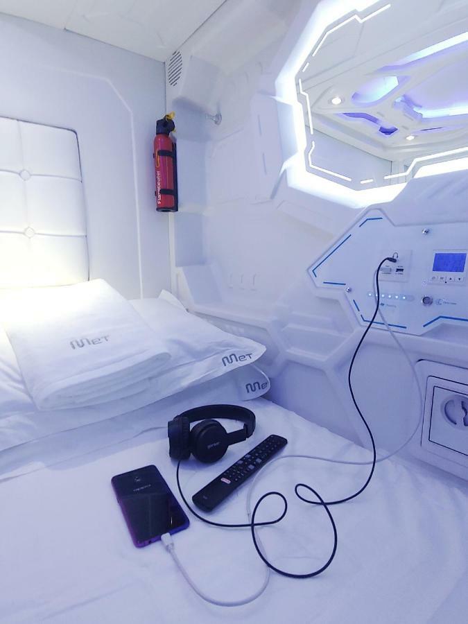 Met A Space Pod @ Asoke Banguecoque Exterior foto