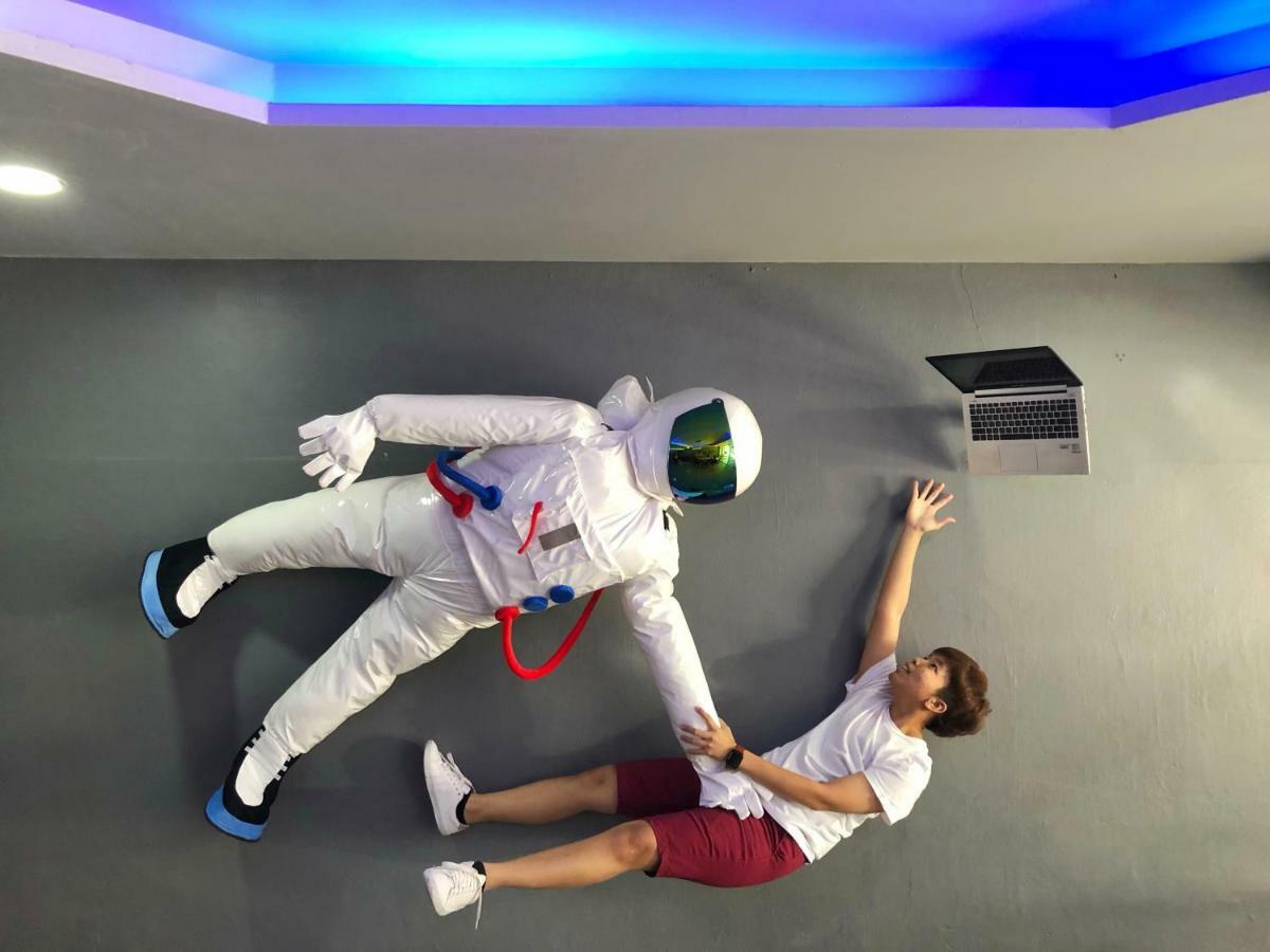 Met A Space Pod @ Asoke Banguecoque Exterior foto