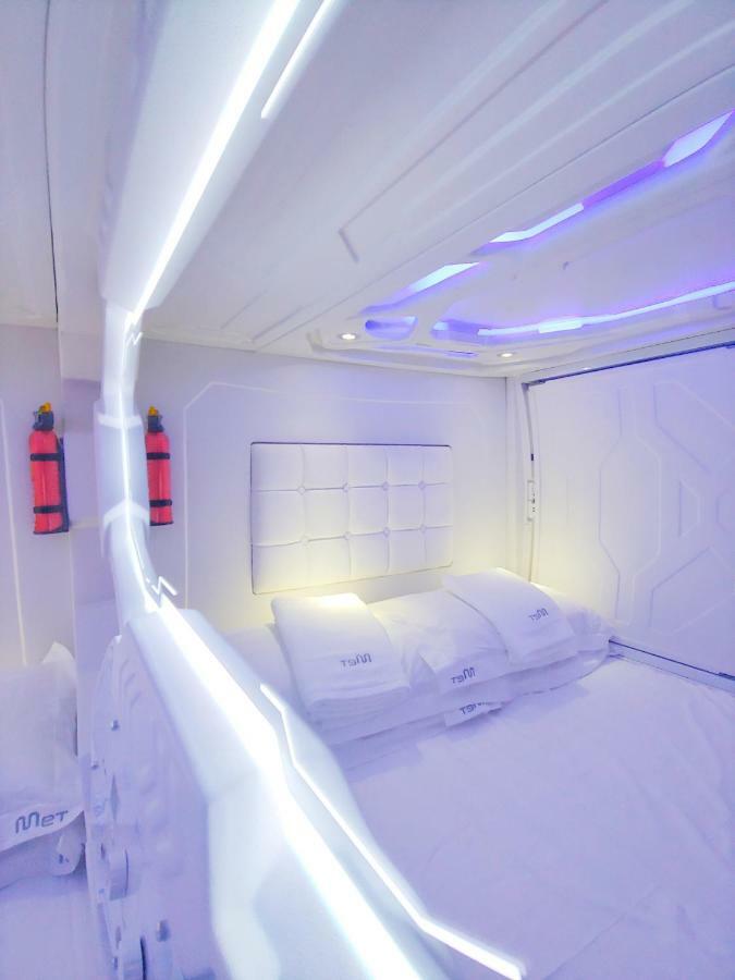 Met A Space Pod @ Asoke Banguecoque Exterior foto