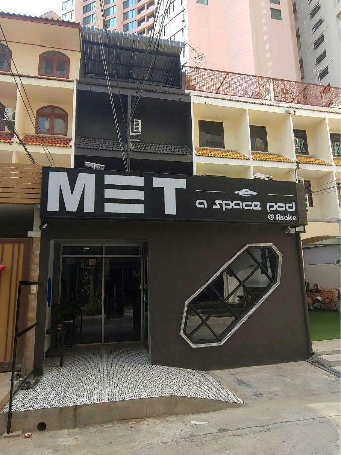Met A Space Pod @ Asoke Banguecoque Exterior foto