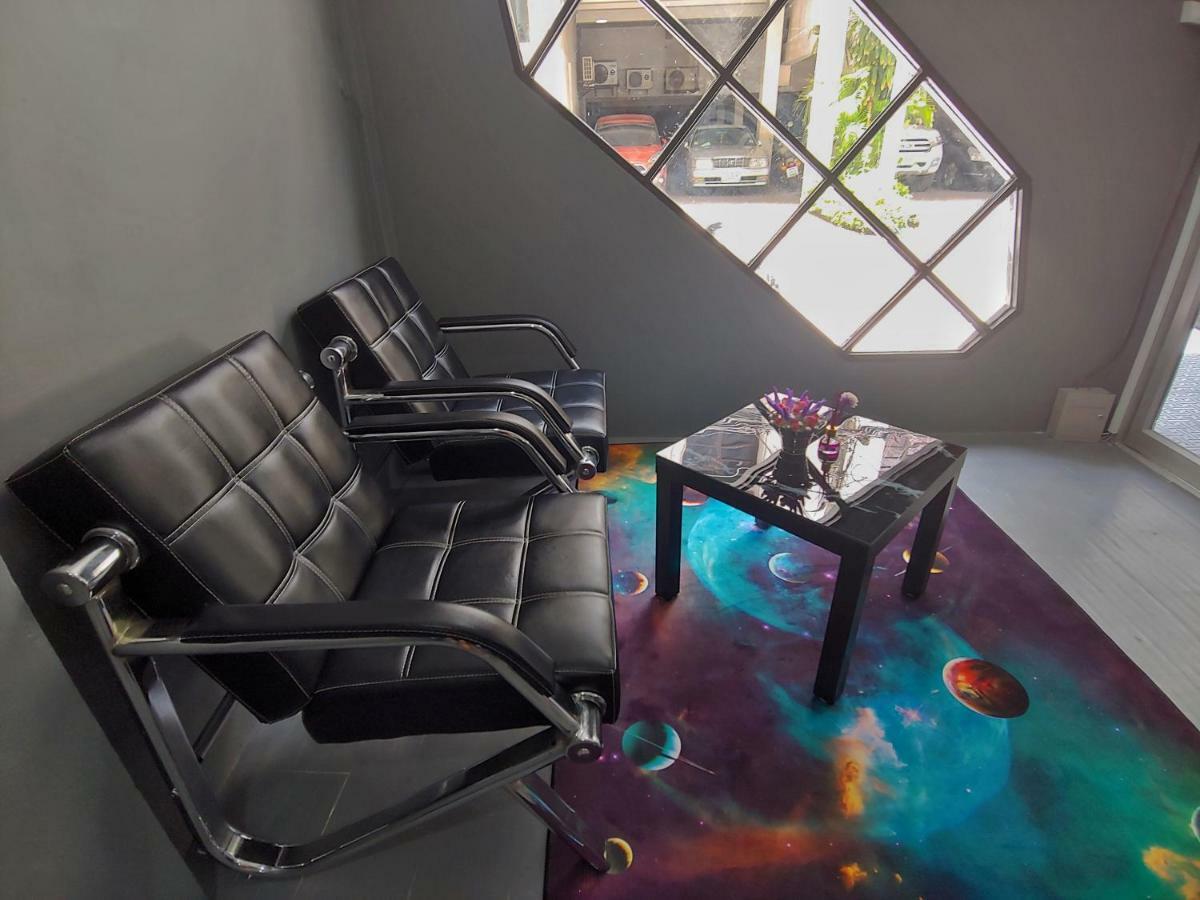 Met A Space Pod @ Asoke Banguecoque Exterior foto