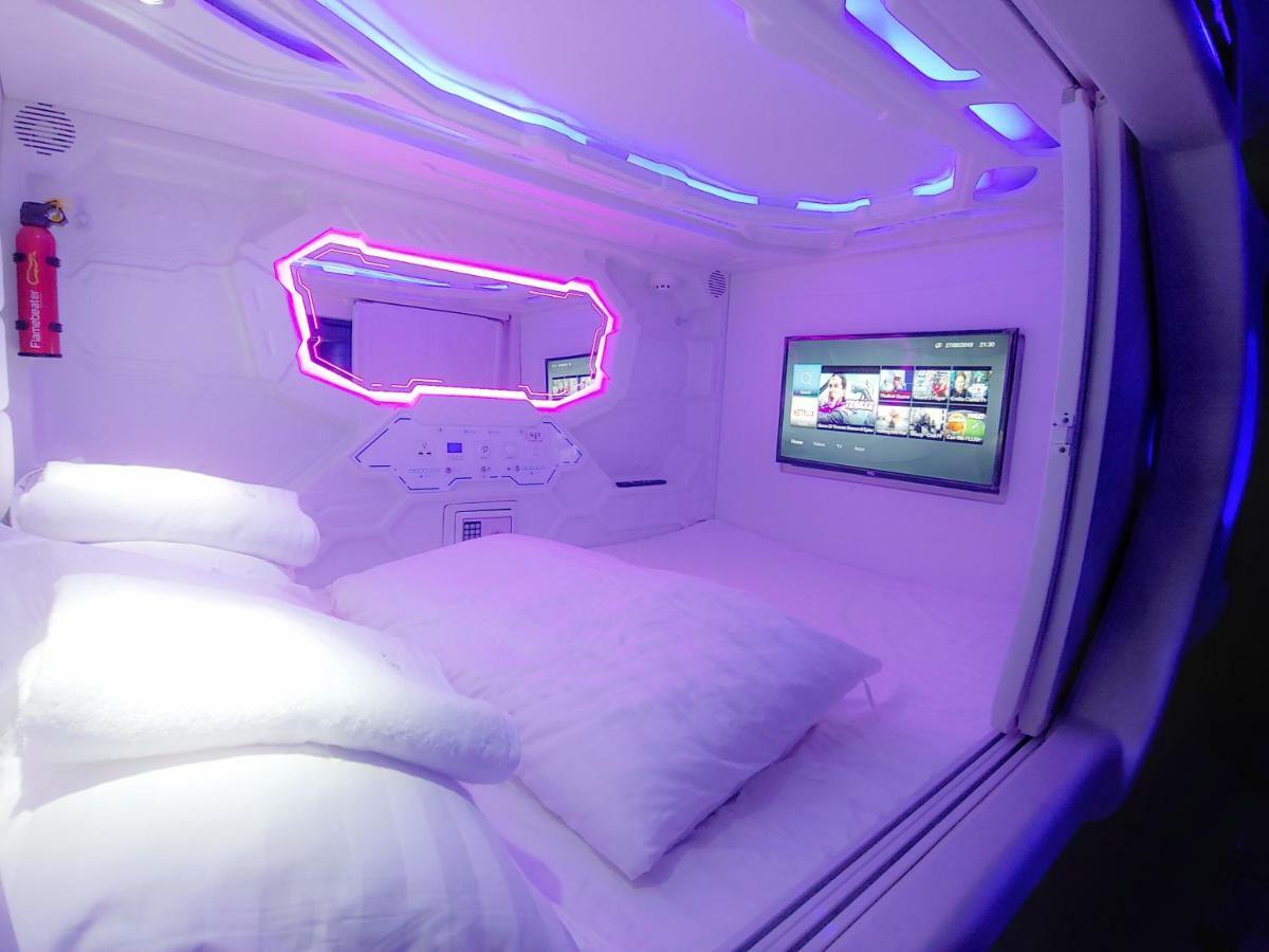 Met A Space Pod @ Asoke Banguecoque Exterior foto
