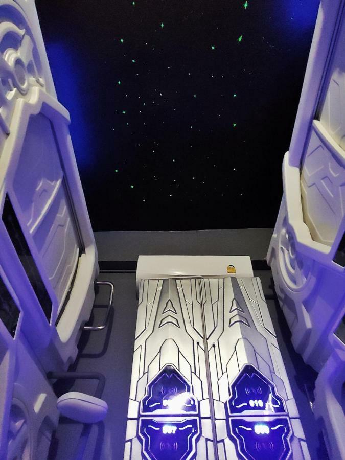 Met A Space Pod @ Asoke Banguecoque Exterior foto